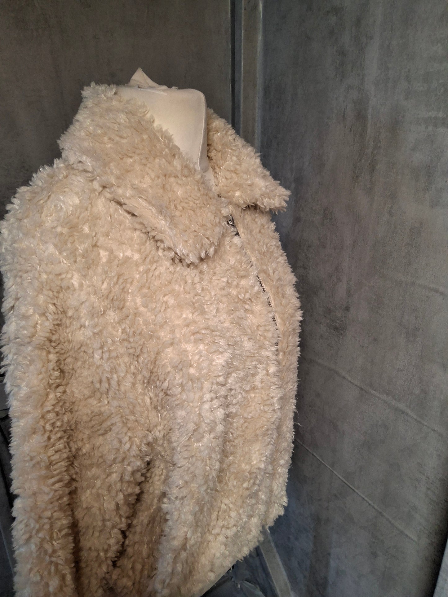 H&M Cream Faux Fur Teddy Coat – Zip Up, Pockets, Lined, Size L (size 16/18) – Cosy Mid Length