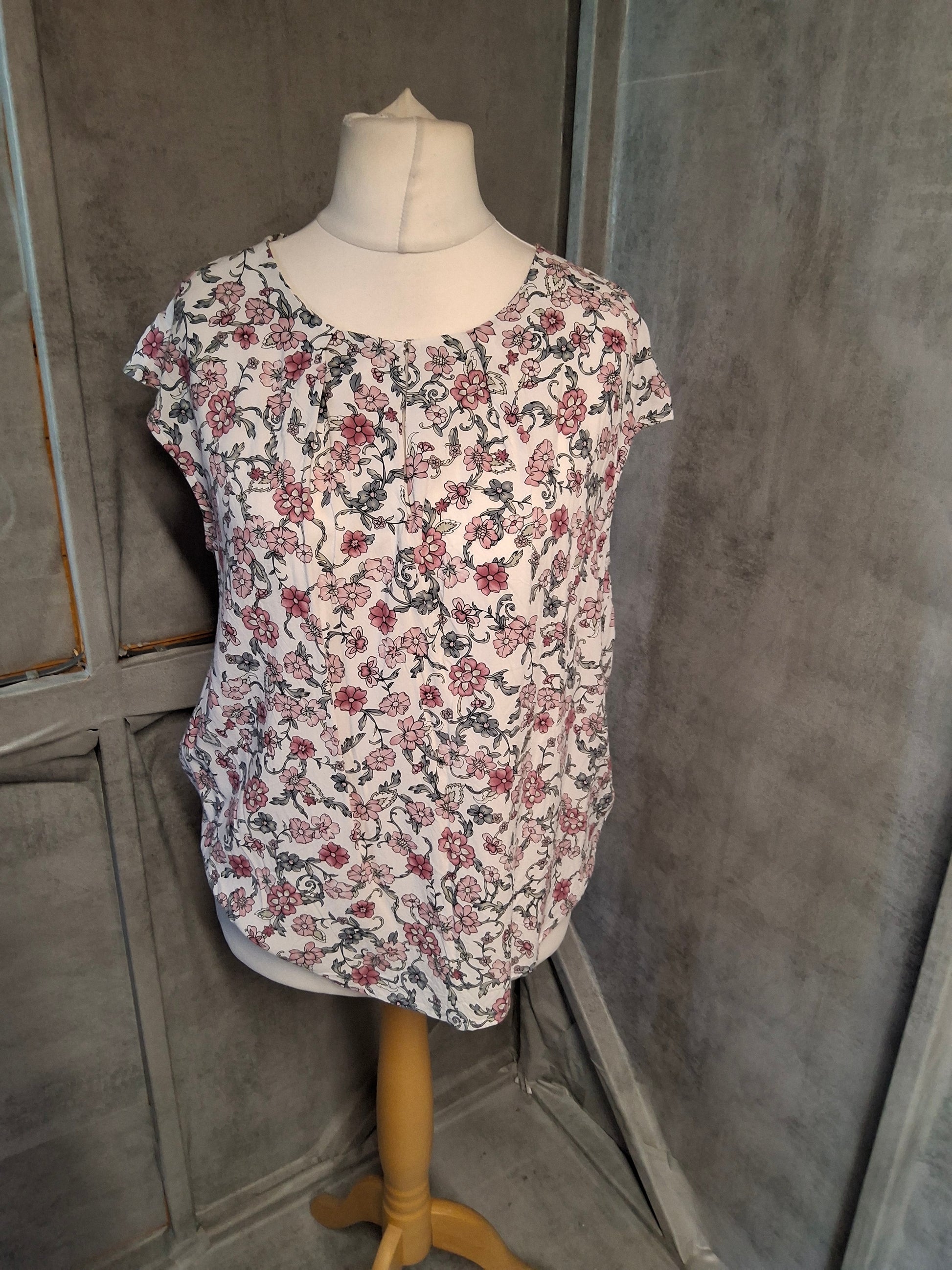 Rose & Thyme White & Pink Floral Short Sleeve Blouse – Size L (UK 12)
