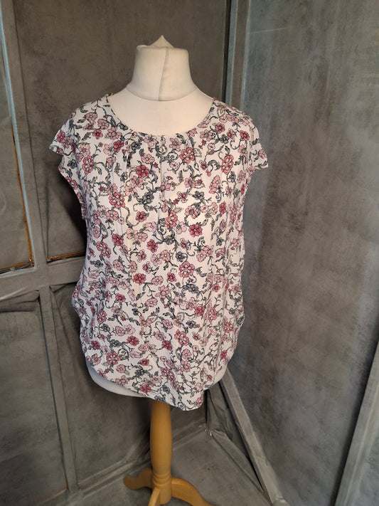 Rose & Thyme White & Pink Floral Short Sleeve Blouse – Size L (UK 12)
