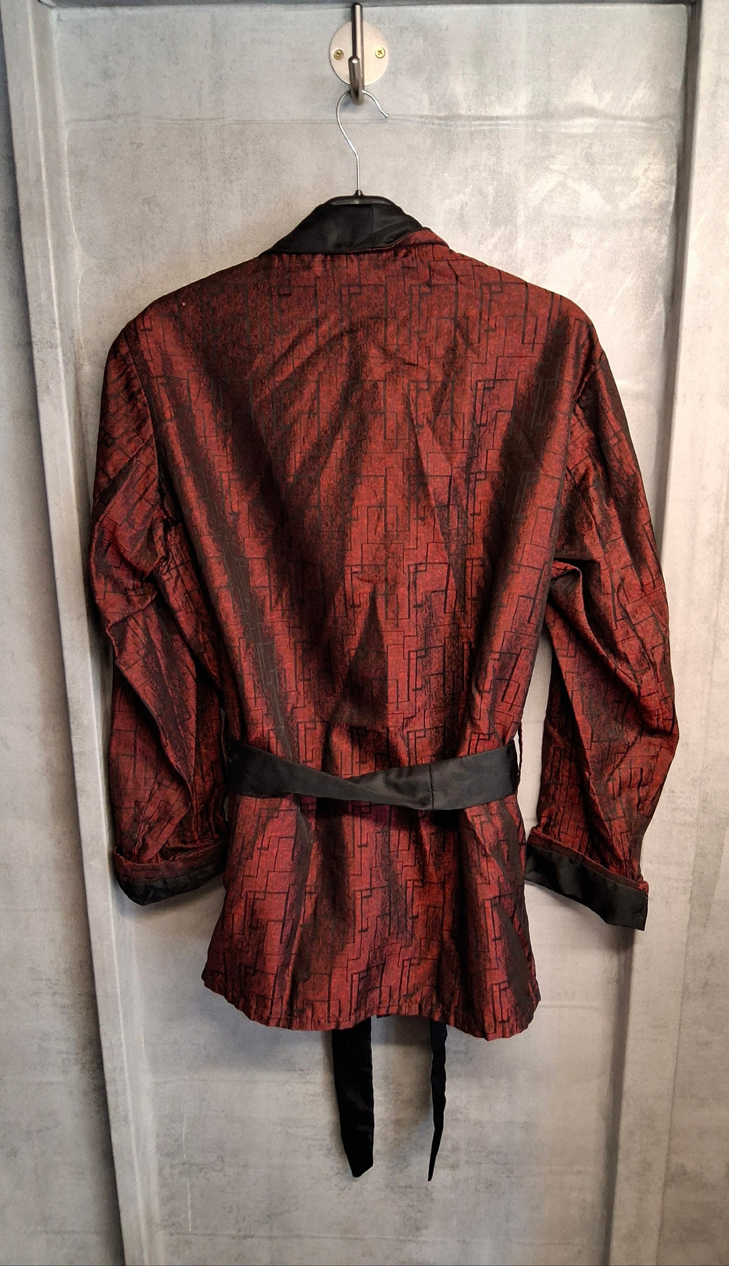 Men’s Vintage Lloyd Host Coat Smoking Jacket – Red & Black Pattern – Belted – Tricel Fibre