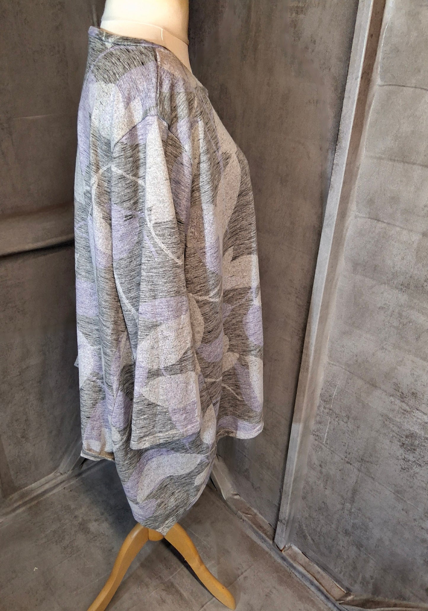 Bonmarché Light Grey & Lilac Leaf Print Jumper – 3/4 Sleeves, Longer Sides – Size 24