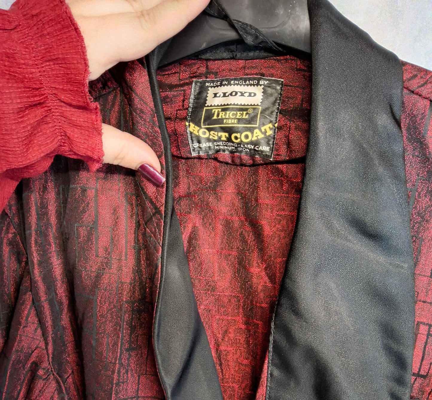 Men’s Vintage Lloyd Host Coat Smoking Jacket – Red & Black Pattern – Belted – Tricel Fibre