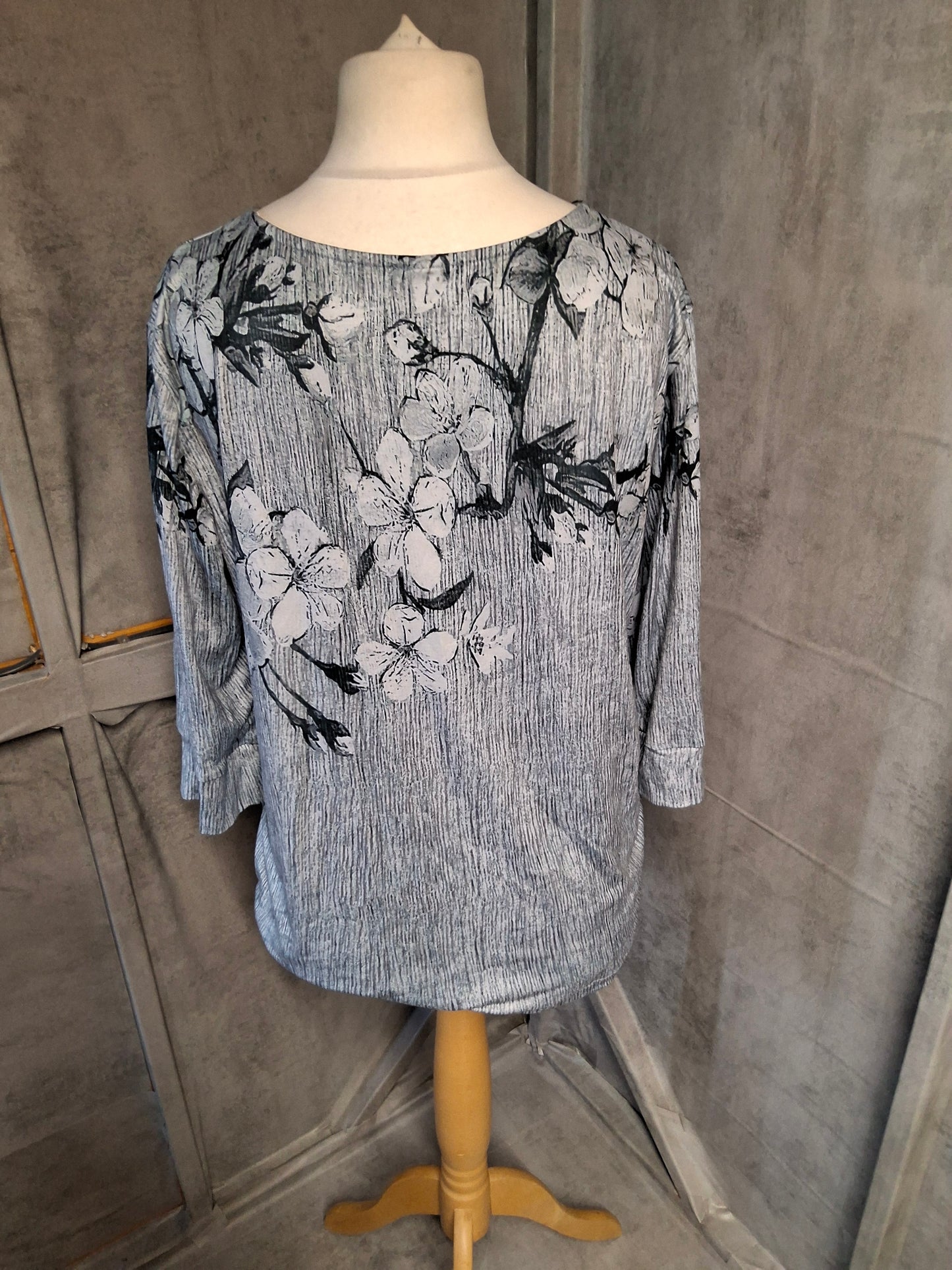 Grey Floral 3/4 Sleeve Stretchy Top – Size L (UK size 16/18) – Casual Everyday Style