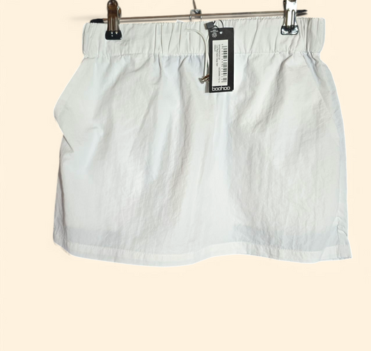 Boohoo white lightweight mini skirt size 6