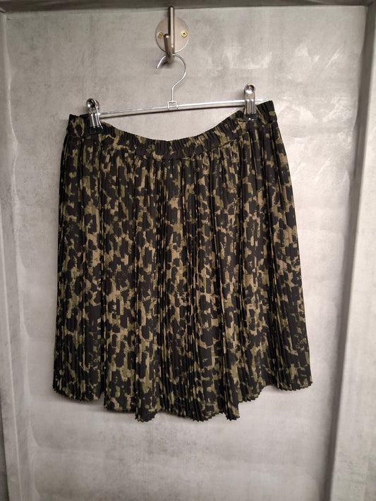 H&M Black & Khaki Animal Print Pleated Mini Skirt – Size S (UK 8/10)
