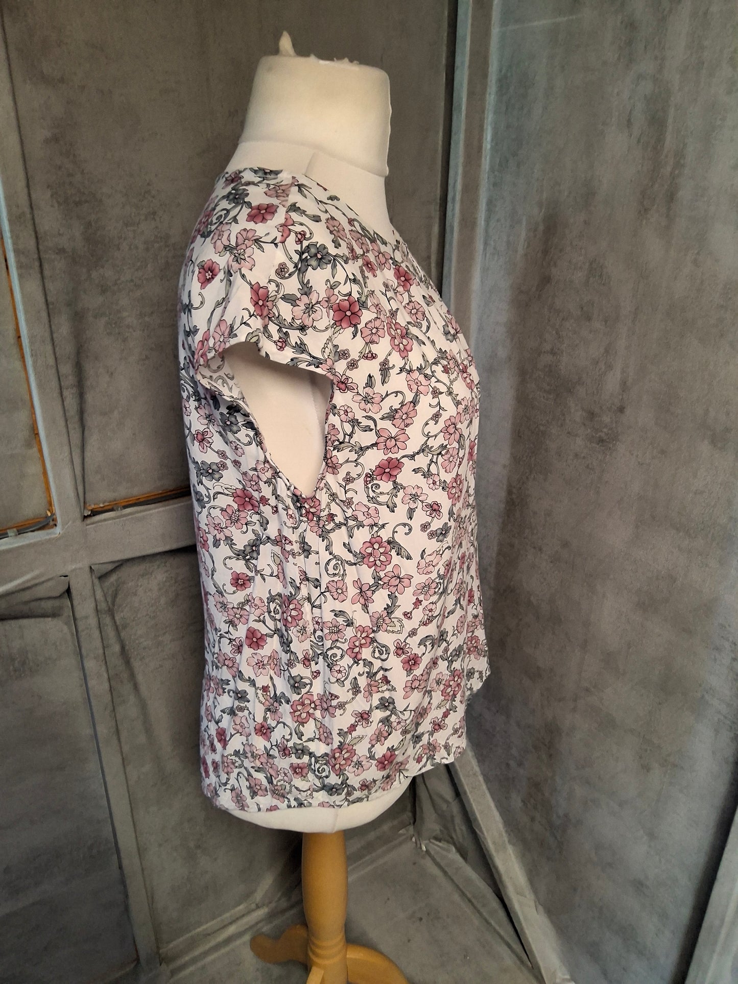 Rose & Thyme White & Pink Floral Short Sleeve Blouse – Size L (UK size 12)