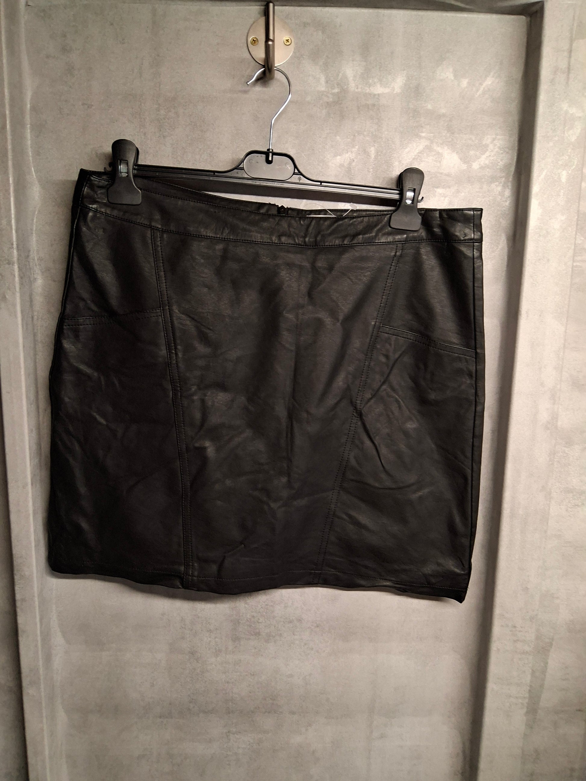Tu Black Faux Leather Mini Skirt – Size 16 – Zip Back
