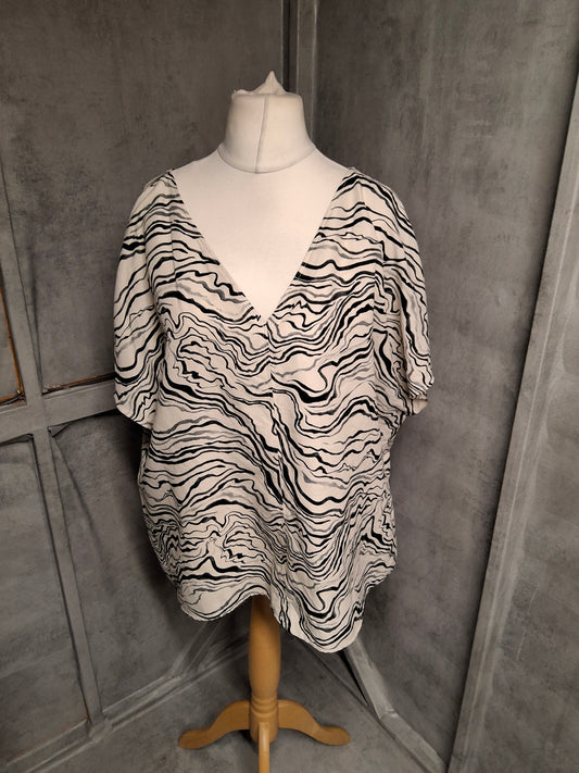 Primark Cream & Black Oversized V-Neck Top – Size 18 – The “Effortless But Still Stylish” Top
