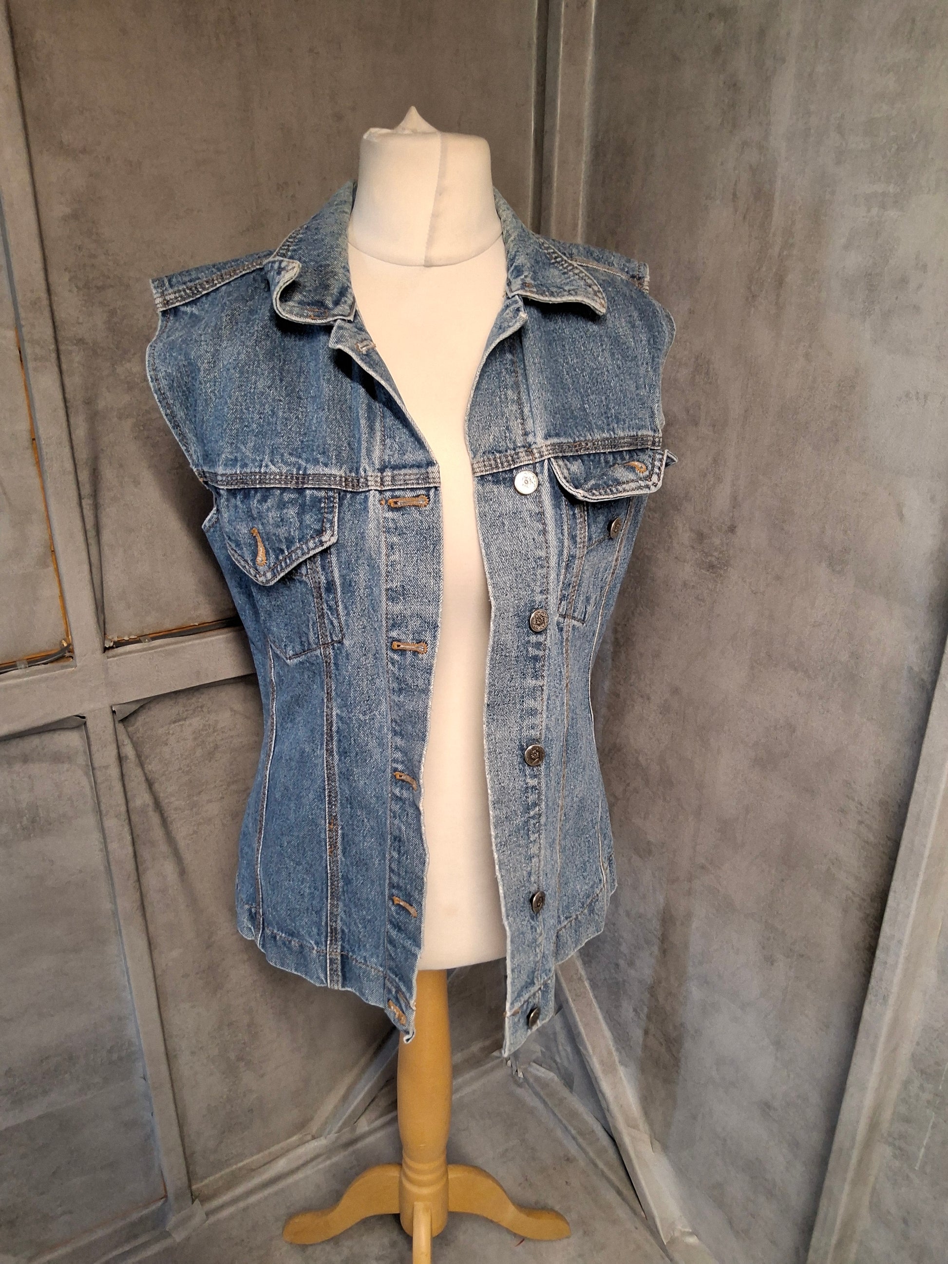 Vintage Sleeveless Denim Jacket – Pit to Pit 18" | Length 26" | Button-Front Cool Girl Layer