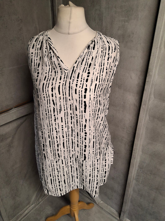 Monochrome Dash Print Oversized Vest – Size 10
