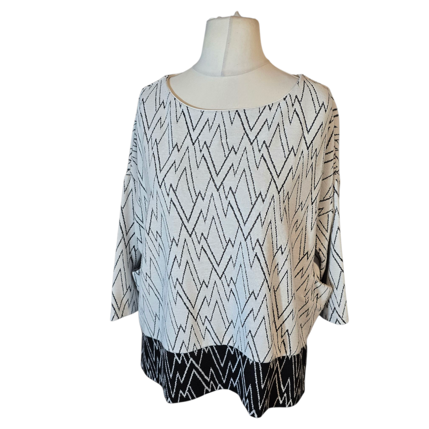Great Plains White & Black Patterned 3/4 Sleeve Oversized Jumper – Size M (UK size 12)