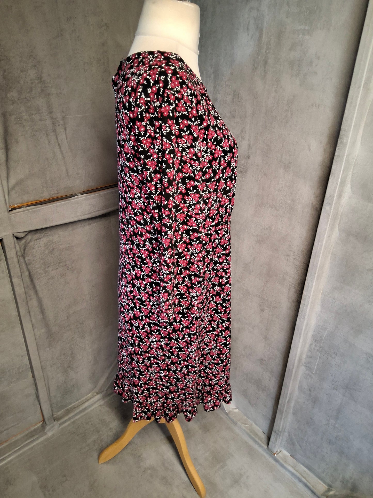Peacocks Black & Pink Floral Knee Length Dress – Size 16 – ¾ Sleeves, Viscose