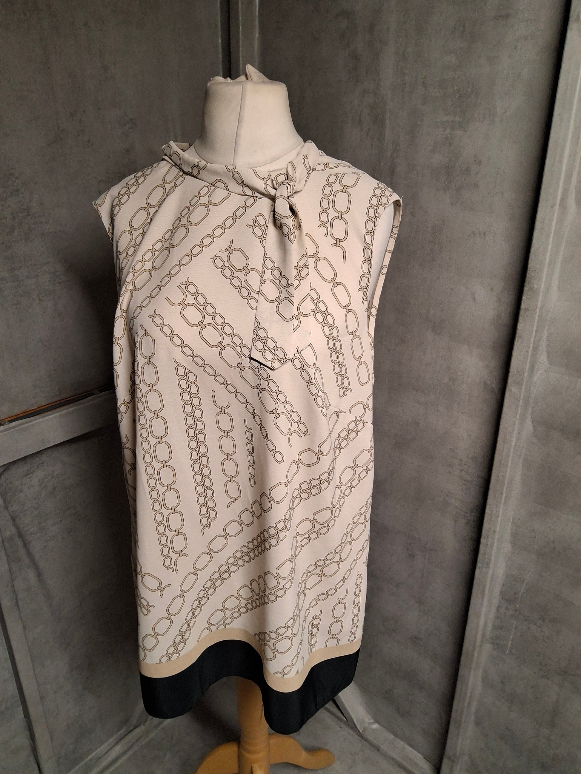 F&F Chain Print Sleeveless Blouse – Size 20 – Smart, Swishy & Coffee-Meeting Ready