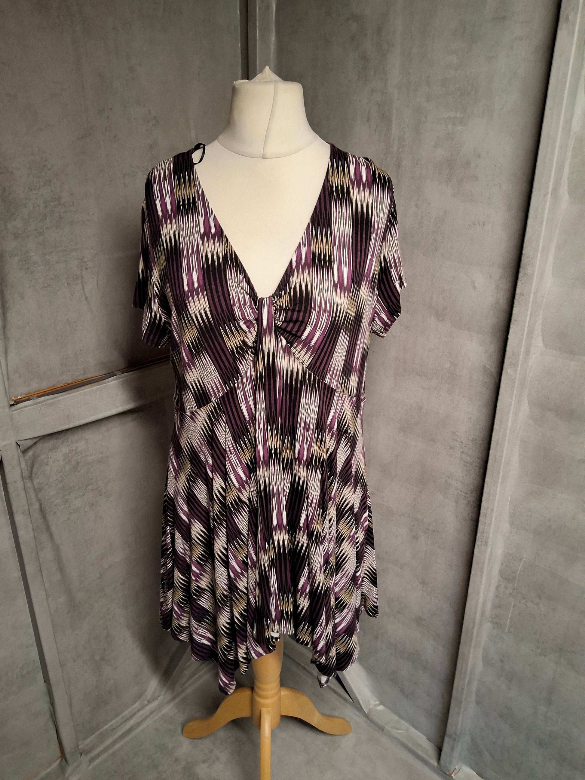Tu Purple & Beige Patterned Asymmetrical Top – Size 20, V-Neck, Short Sleeves, Stretchy & Flattering