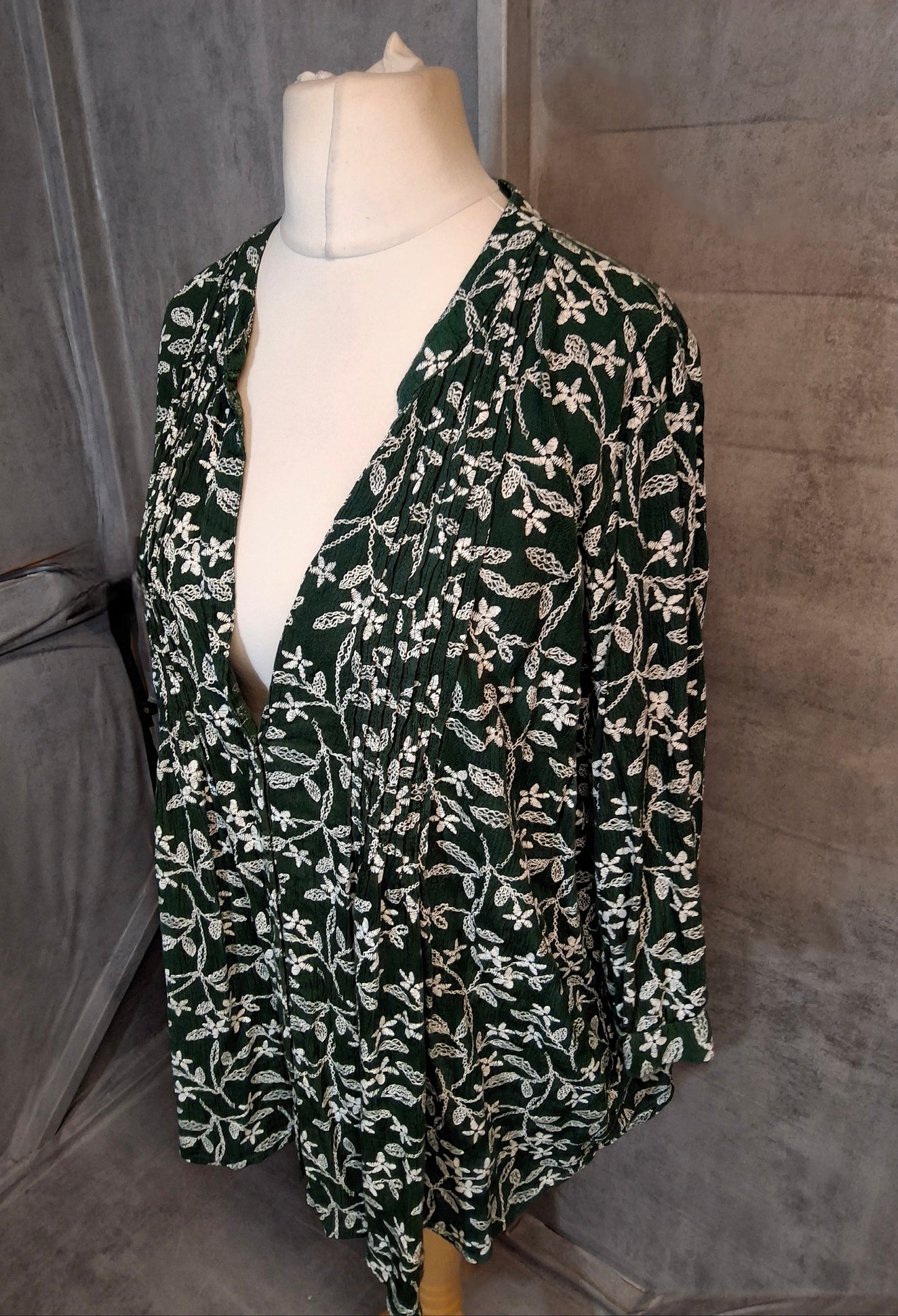 Bonmarché Green & White Embroidered Floral Blouse – Size 18 – 100% Viscose