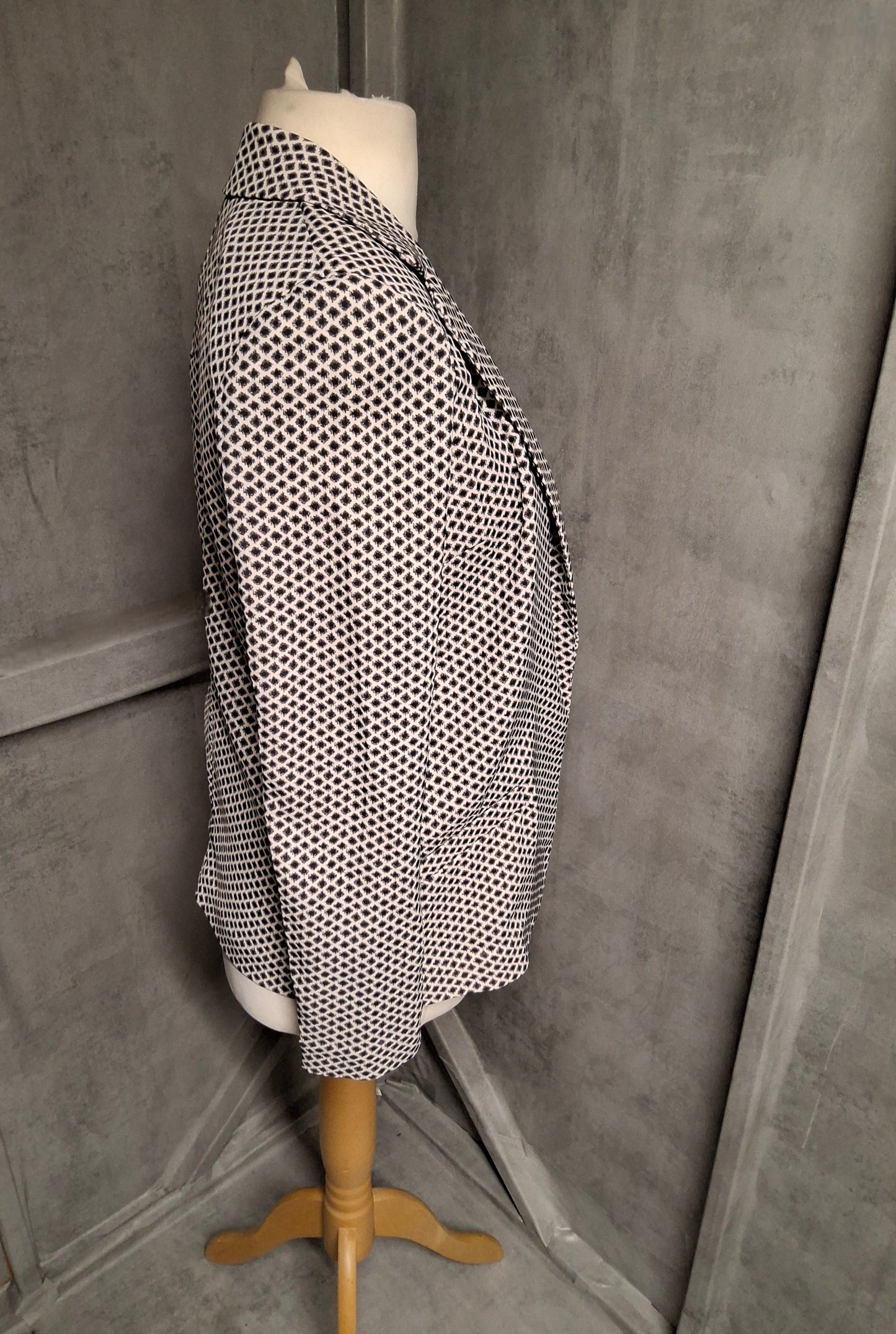 H&M Black & White Geometric Print Blazer – Size 8 – Tailored Monochrome Style