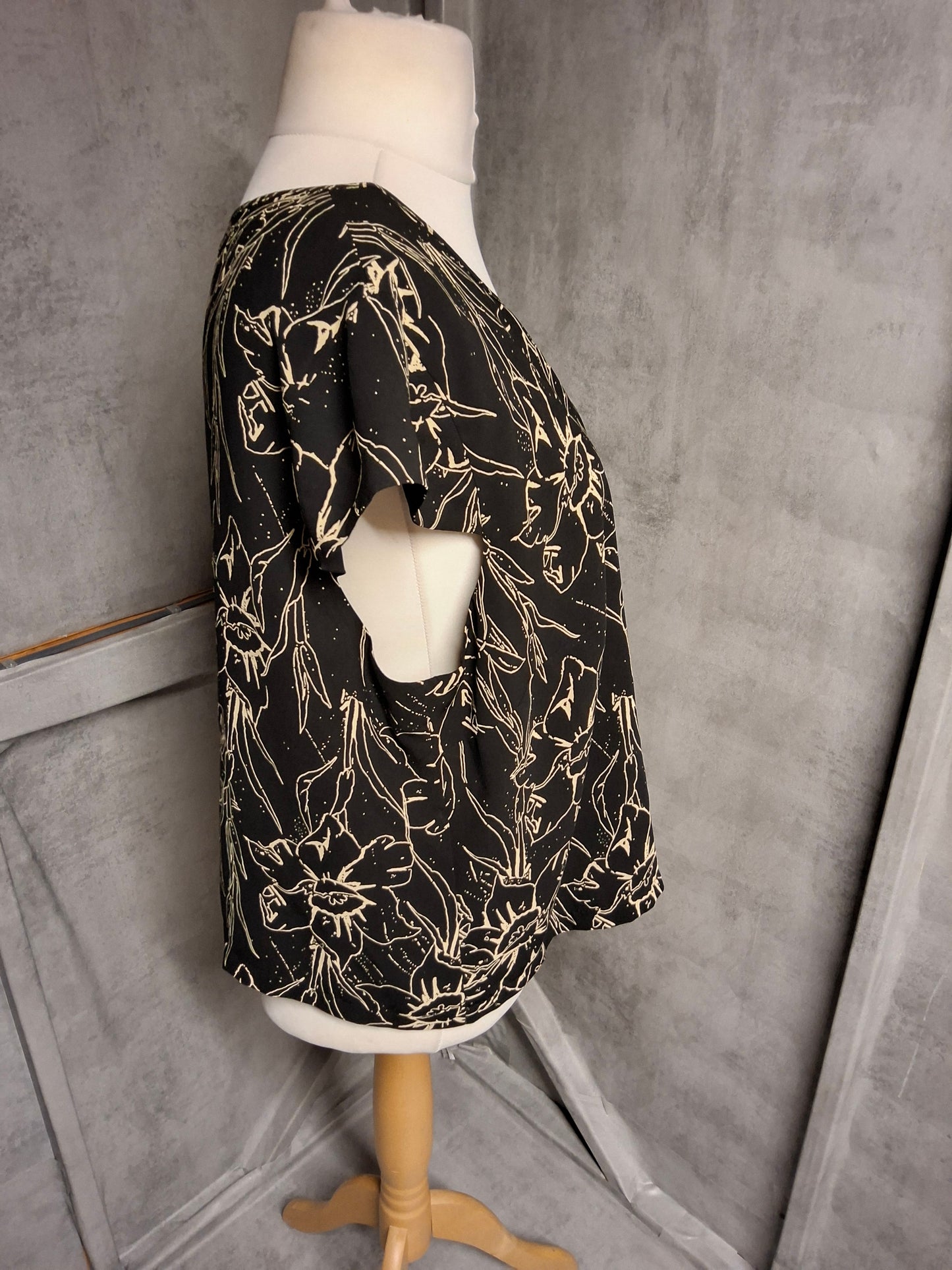 Windsmoor Black & Beige Floral Lined Top – Size 20