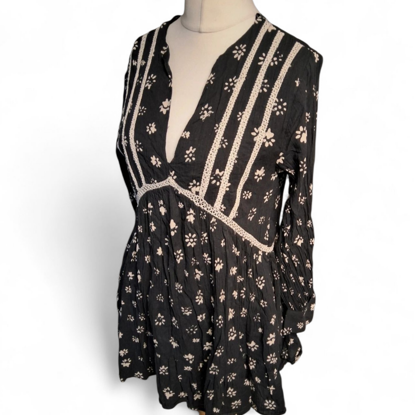 Zara Black & White Patterned Mini Dress – Size M (UK size 10/12) – Long Sleeve V-Neck