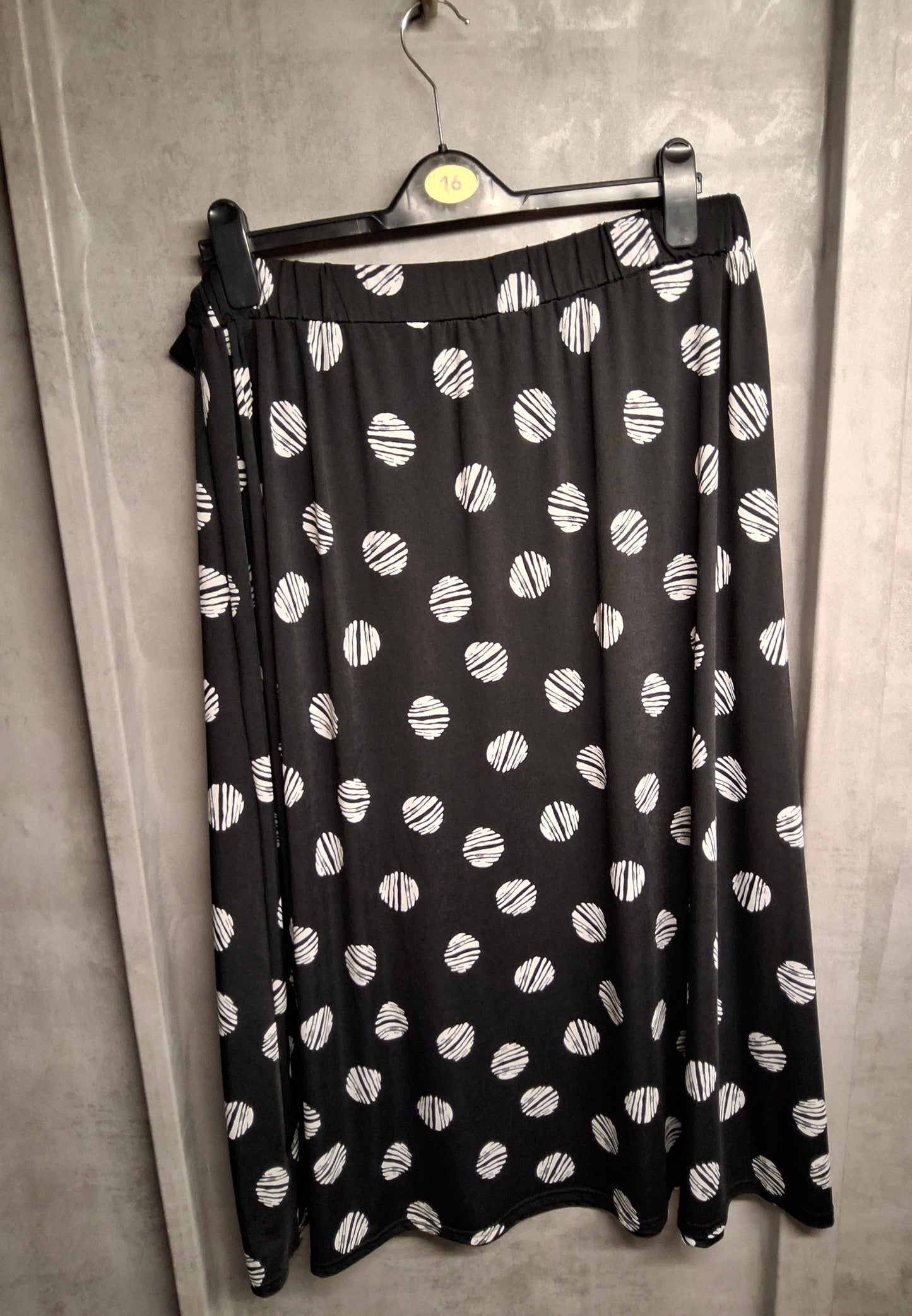 Bonmarché Black & White Polka Dot Midi Skirt – Size 18 – Belted Waist – Flowy & Comfy
