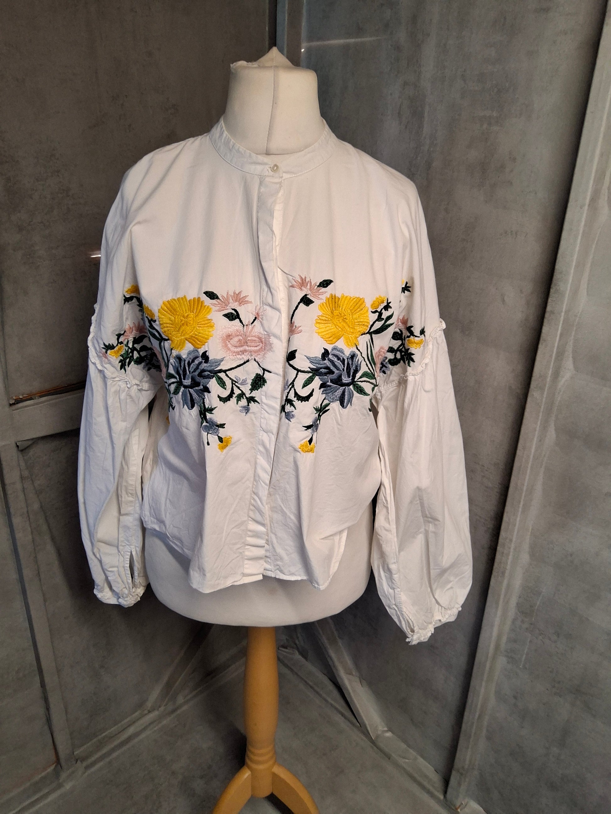 Zara White Embroidered Floral Shirt – 100% Cotton – Long Sleeve

