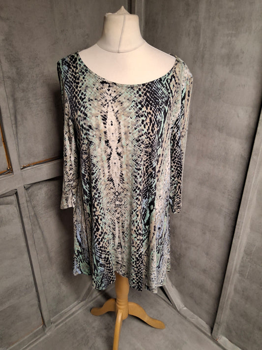 Marks & Spencer Green & Black Patterned Longline Top – Size 18