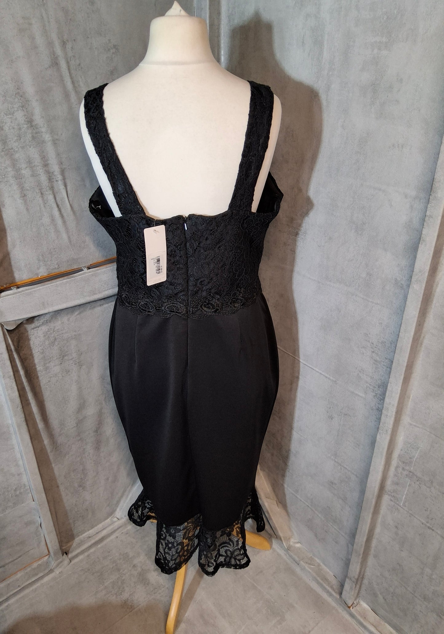 Lipsy London Black Lace Bodycon Midi Dress – Size 16 – NWT