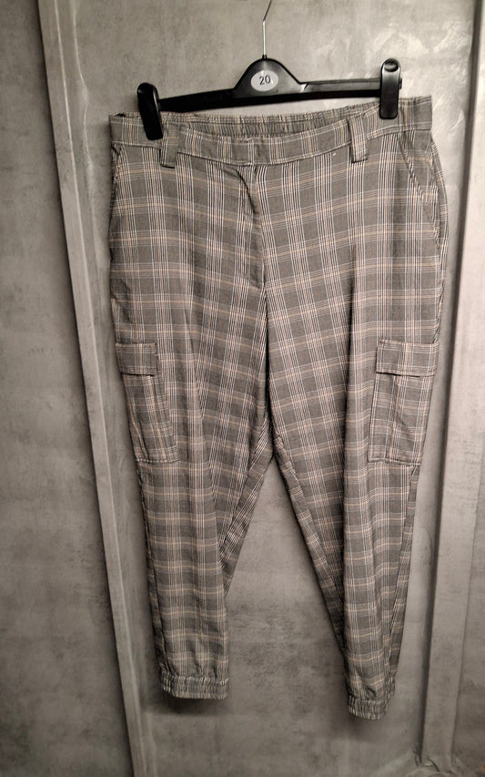 Primark Grey Checked Cargo Trousers – Size 18 – Cuffed Comfort Meets Cool Utility Style
