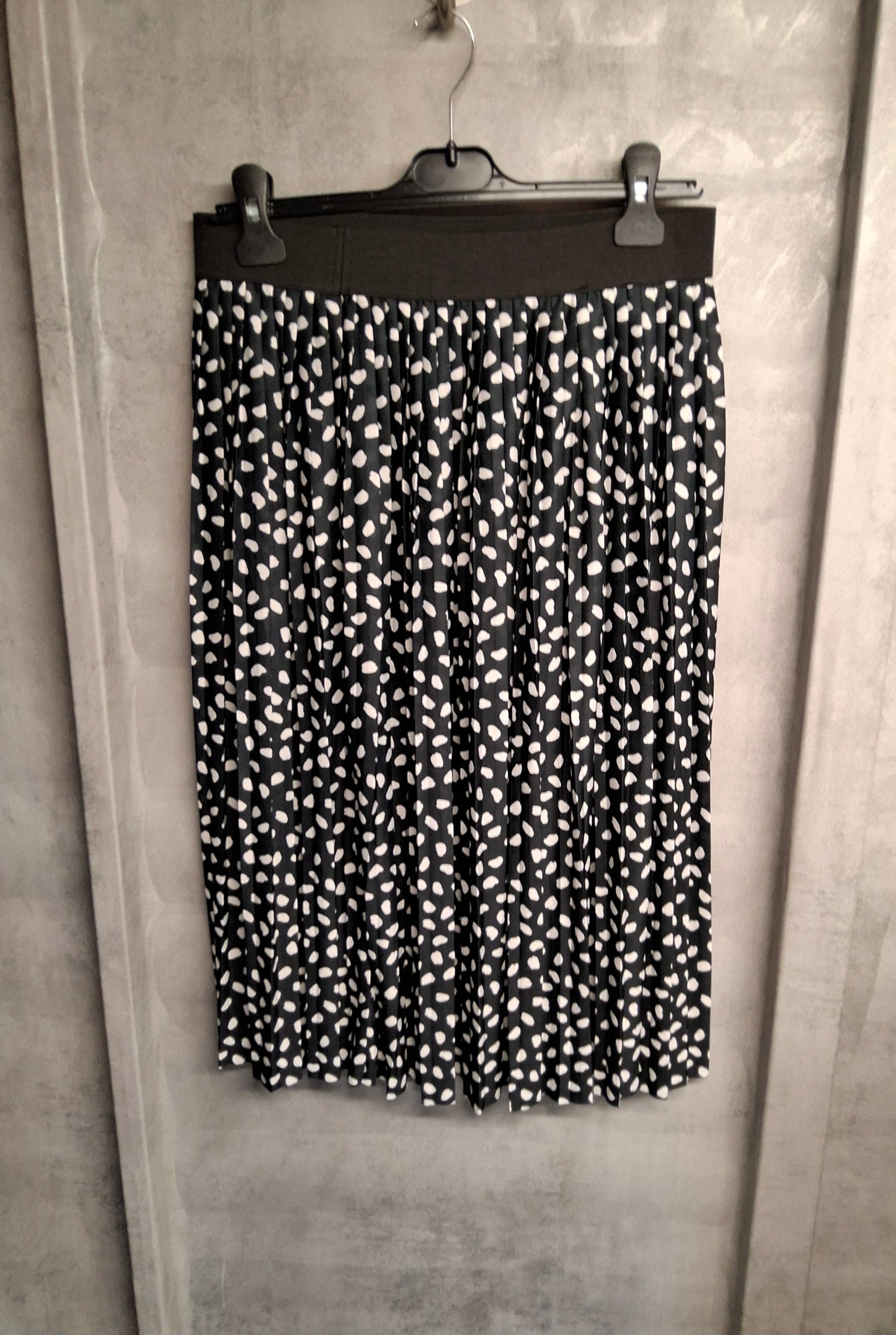 Lipsy Black & White Pleated Midi Skirt – Size 12 – Floaty, Spotty & Fabulous