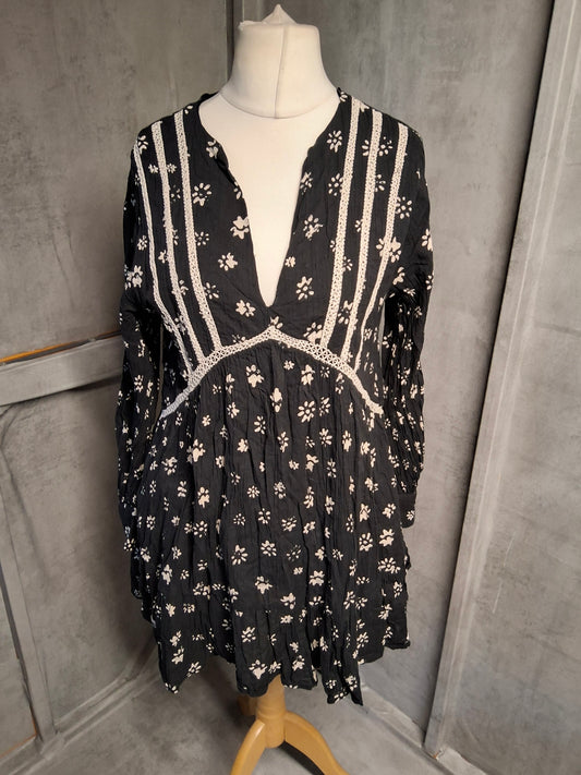 Zara Black & White Patterned Mini Dress – Size M (UK 10/12) – Long Sleeve V-Neck 🌼