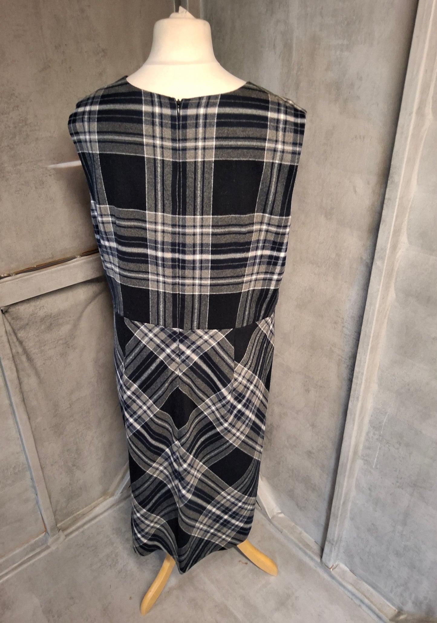 Laura Ashley Navy & Grey Checked Midi Dress – Size 18 – Lined & Luxe Feel
