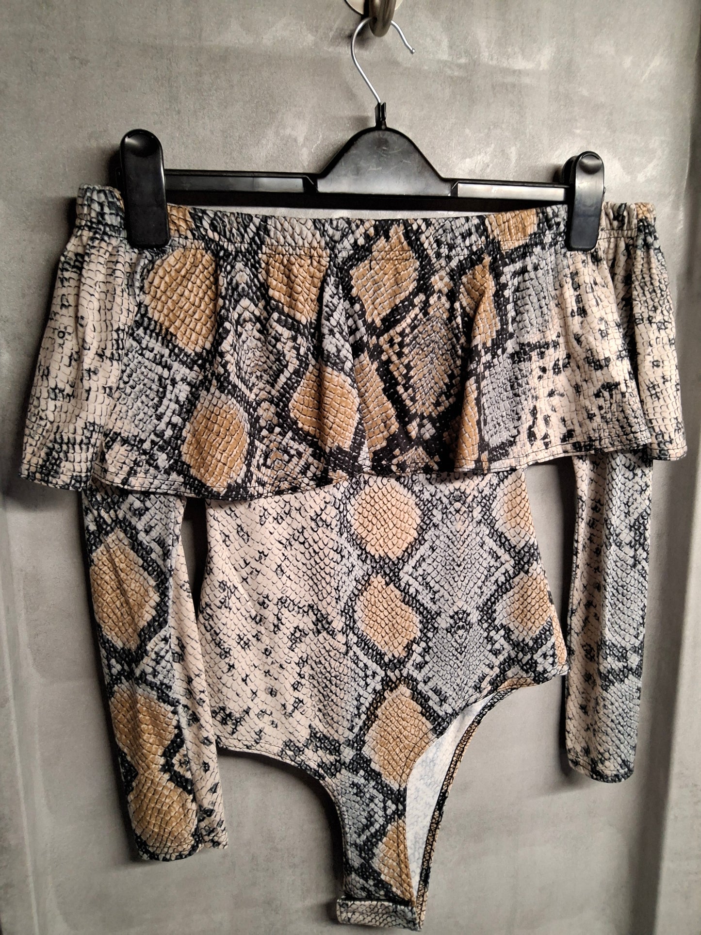 PrettyLittleThing Beige Snakeskin Off-Shoulder Bodysuit – Size 8 – Fierce Party Fit