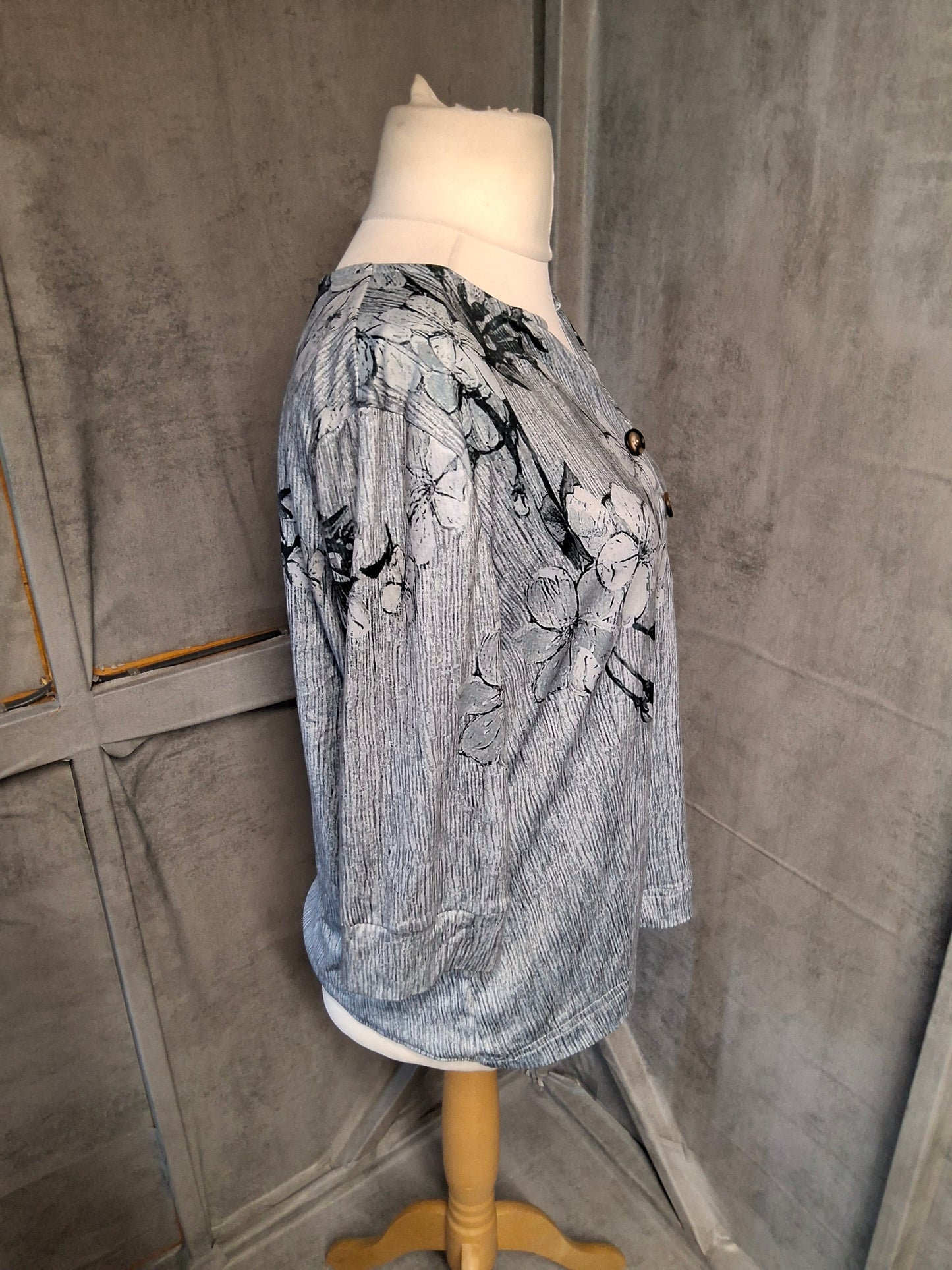 Grey Floral 3/4 Sleeve Stretchy Top – Size L (UK size 16/18) – Casual Everyday Style