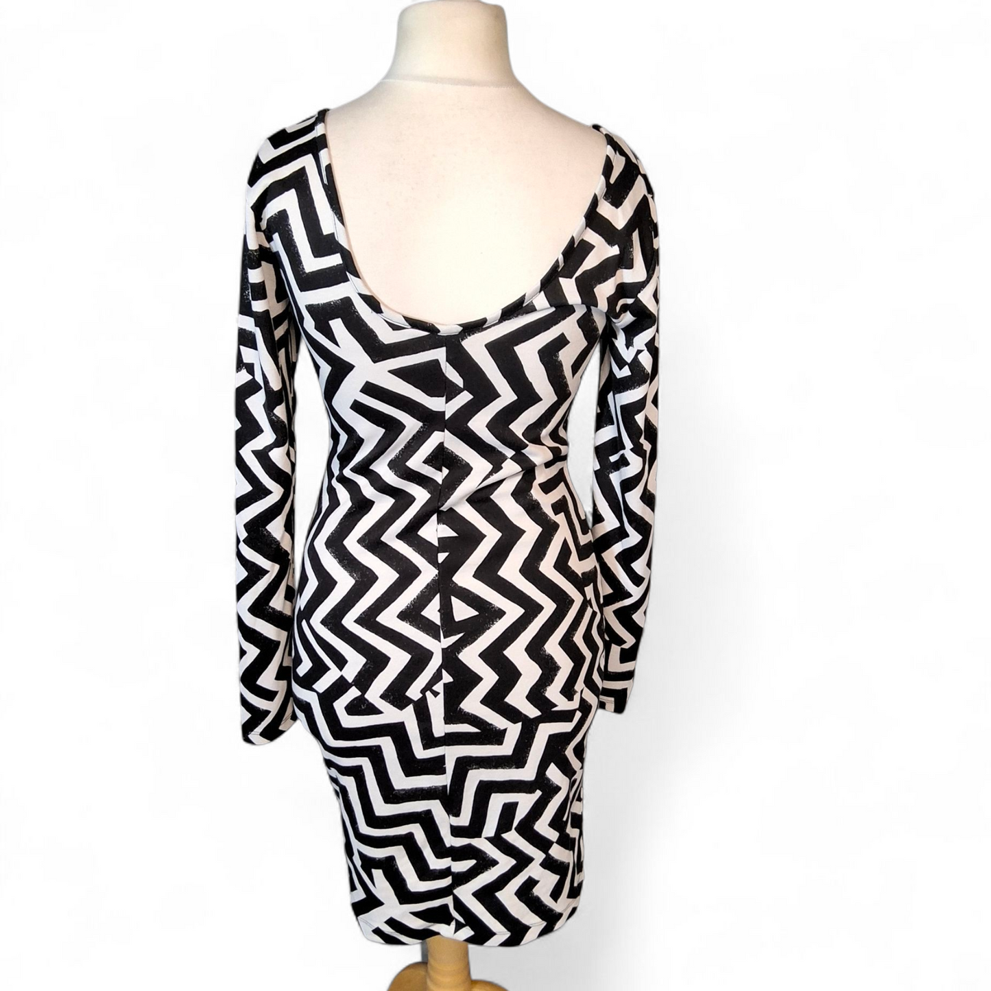 H&M Black & White Zigzag Bodycon Dress – Size S (UK size 8/10) – Mini to Knee Length