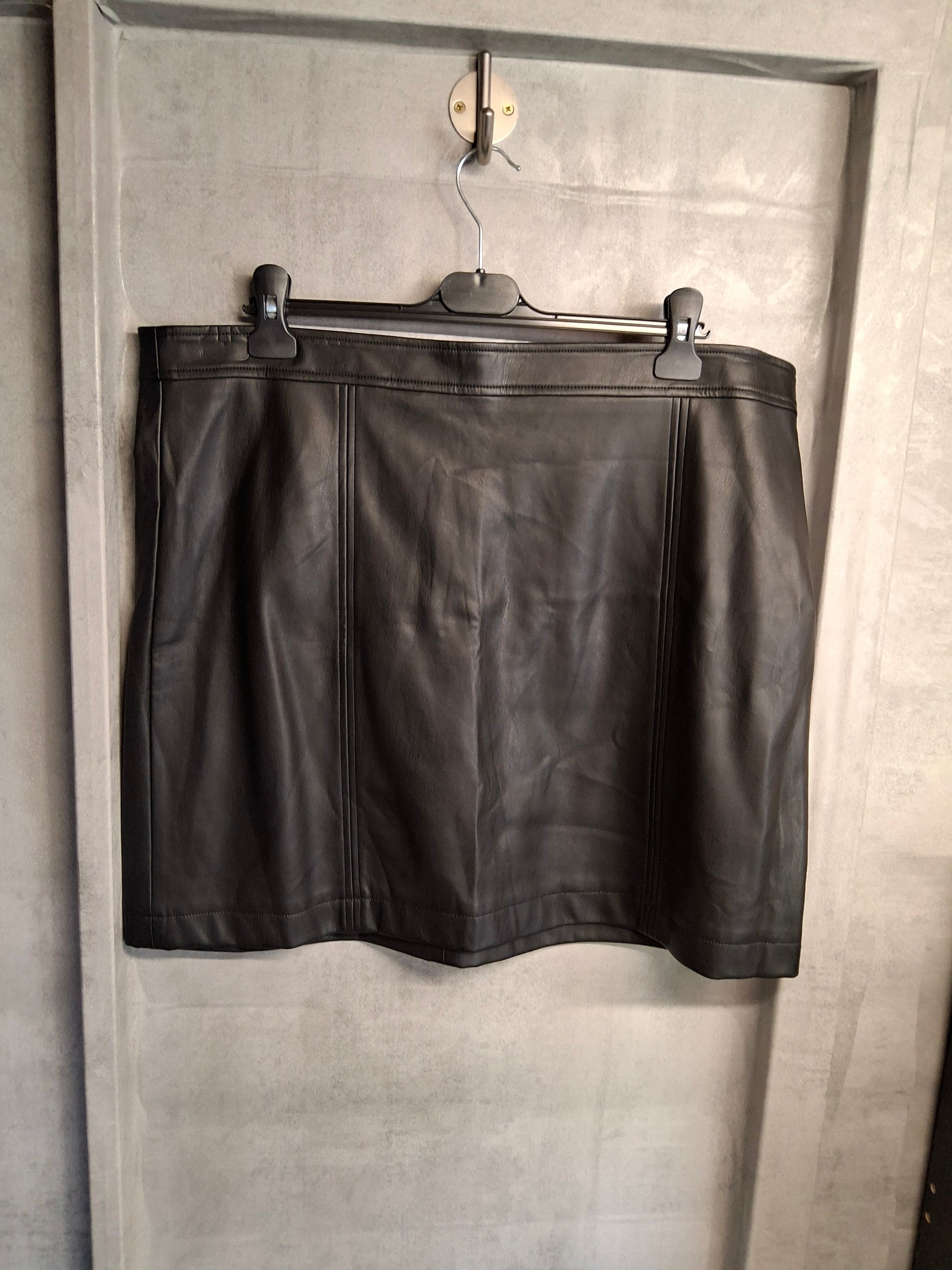 M&Co Black Faux Leather Mini Skirt – Size 20 – NWT

