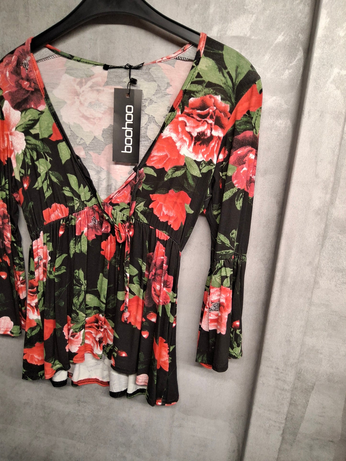 Boohoo Floral Peplum Top – Size 8 – NWT – Romantic Drama, But Make It Comfy