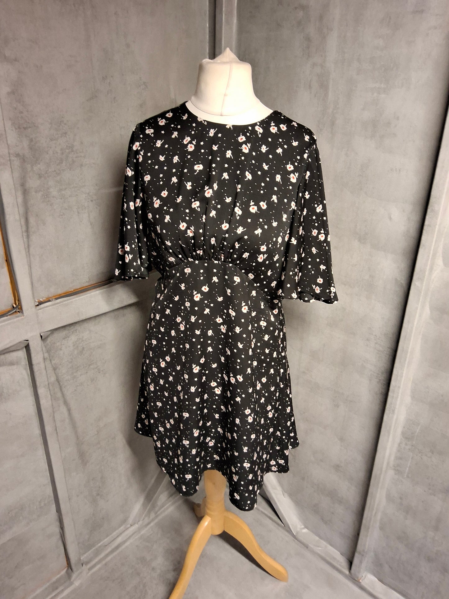 Topshop Black Floral Knee Length Dress – Size 12 Open Back Style
