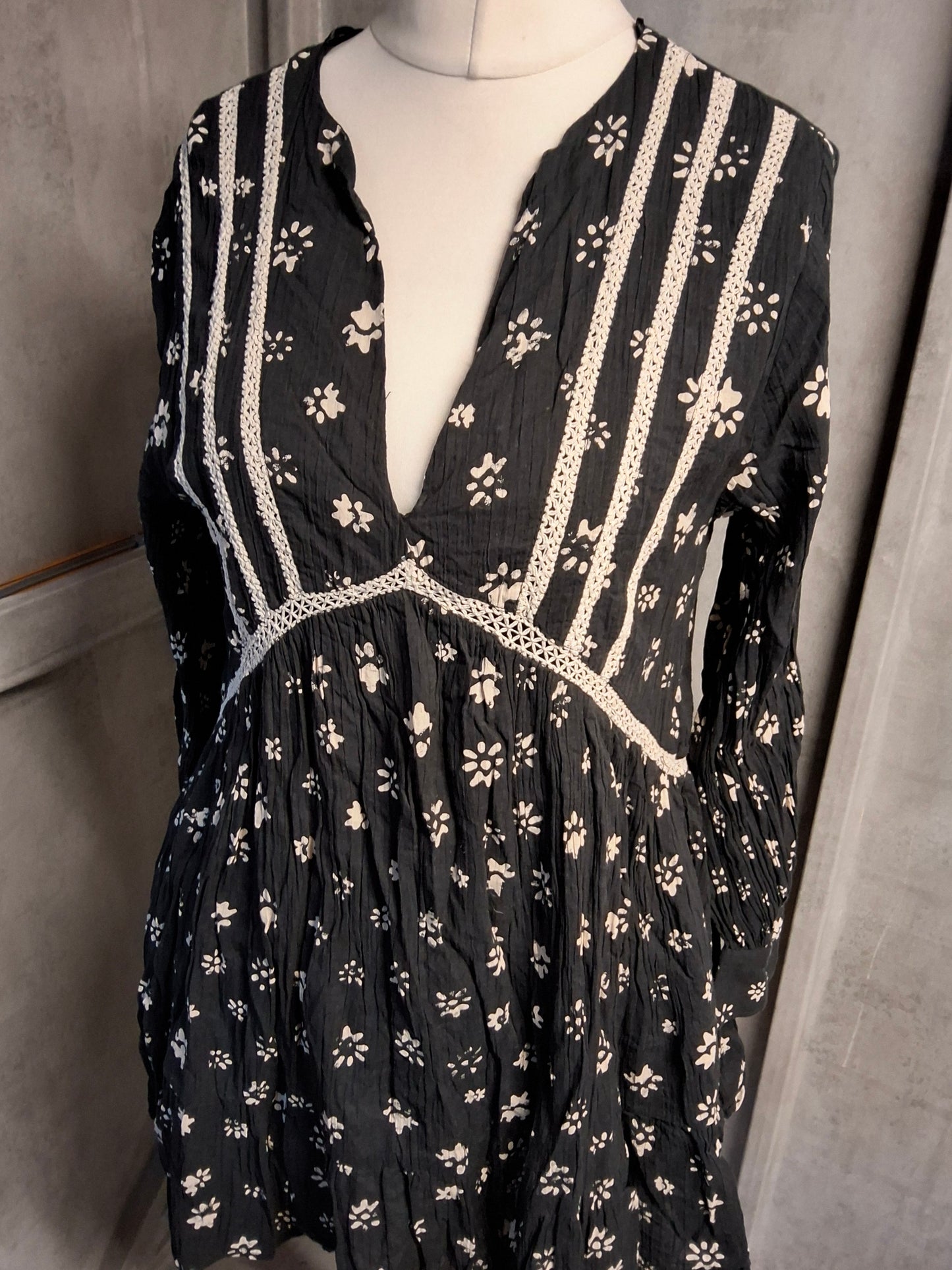Zara Black & White Patterned Mini Dress – Size M (UK size 10/12) – Long Sleeve V-Neck