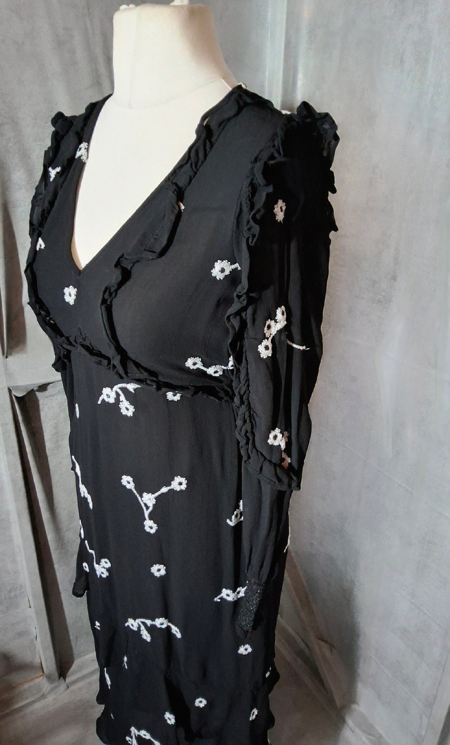 River Island Black & White Floral Frill Midi Dress – Size 8