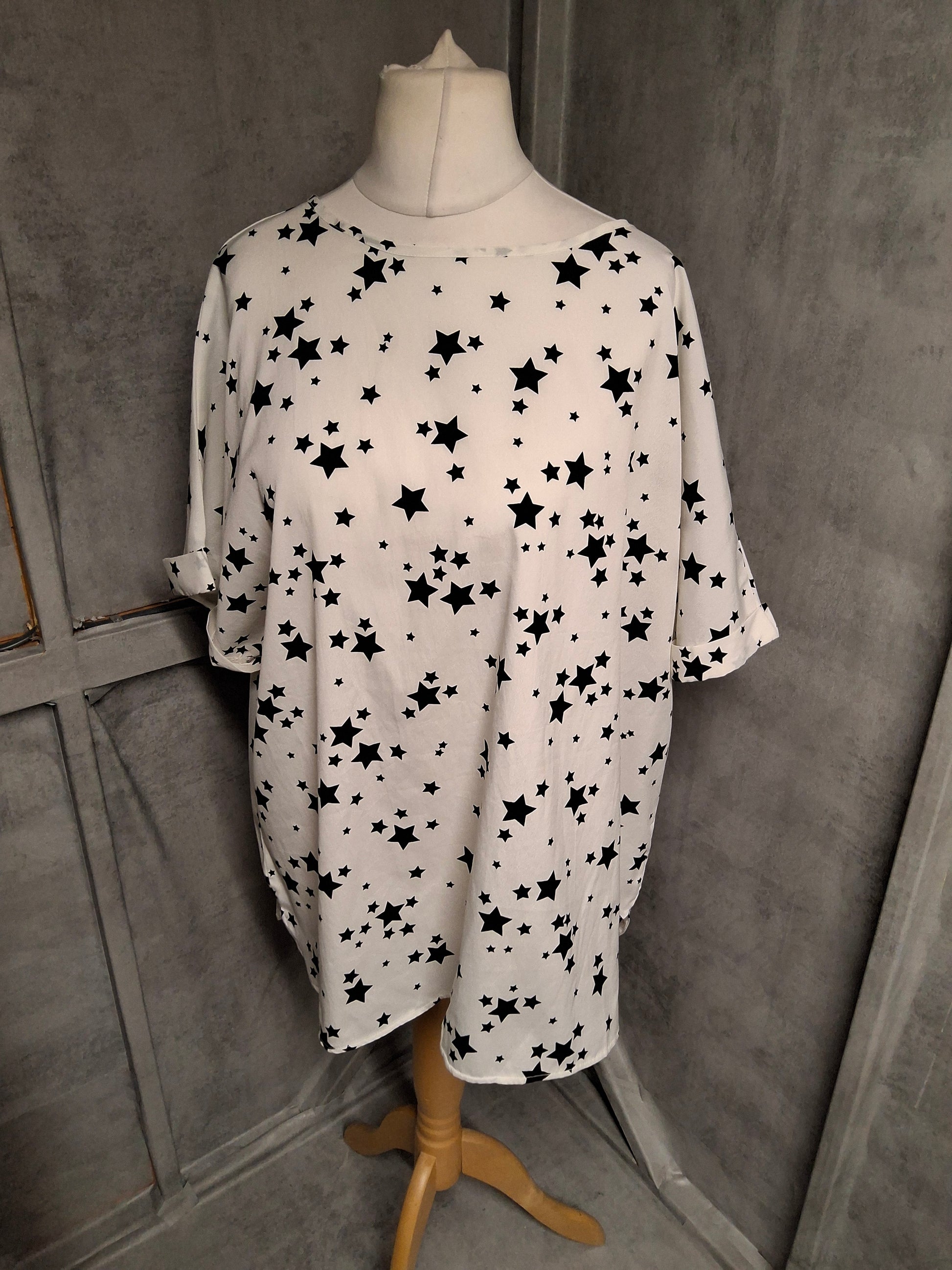 Capsule Curve White Star Print Oversized Top – Size 22 – Everyday Galaxy Glam