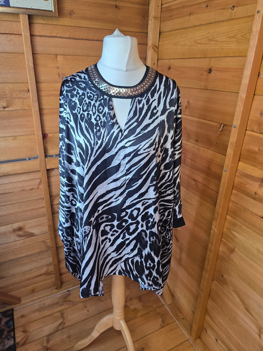 ✨ Julien Macdonald Black & White Animal Print Blouse – Size 8 ✨