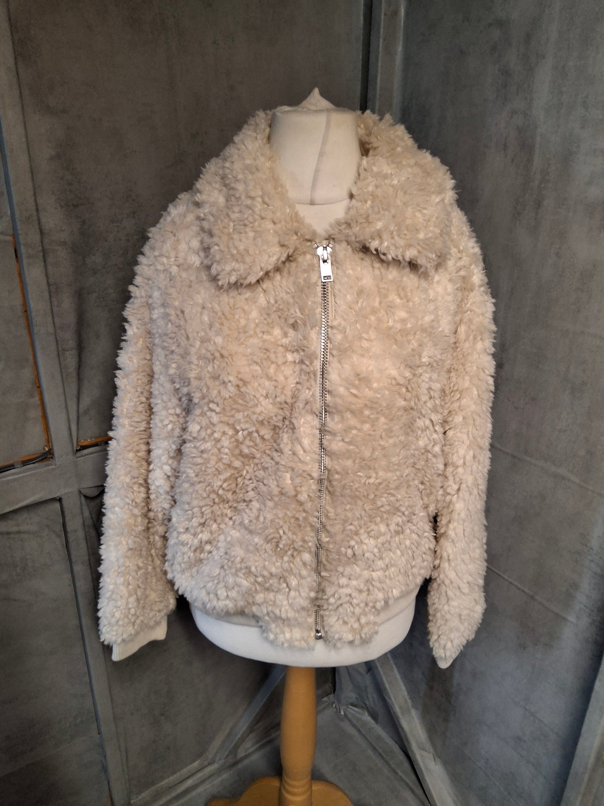 H&M Cream Faux Fur Teddy Coat – Zip Up, Pockets, Lined, Size L (16/18) – Cosy Mid Length