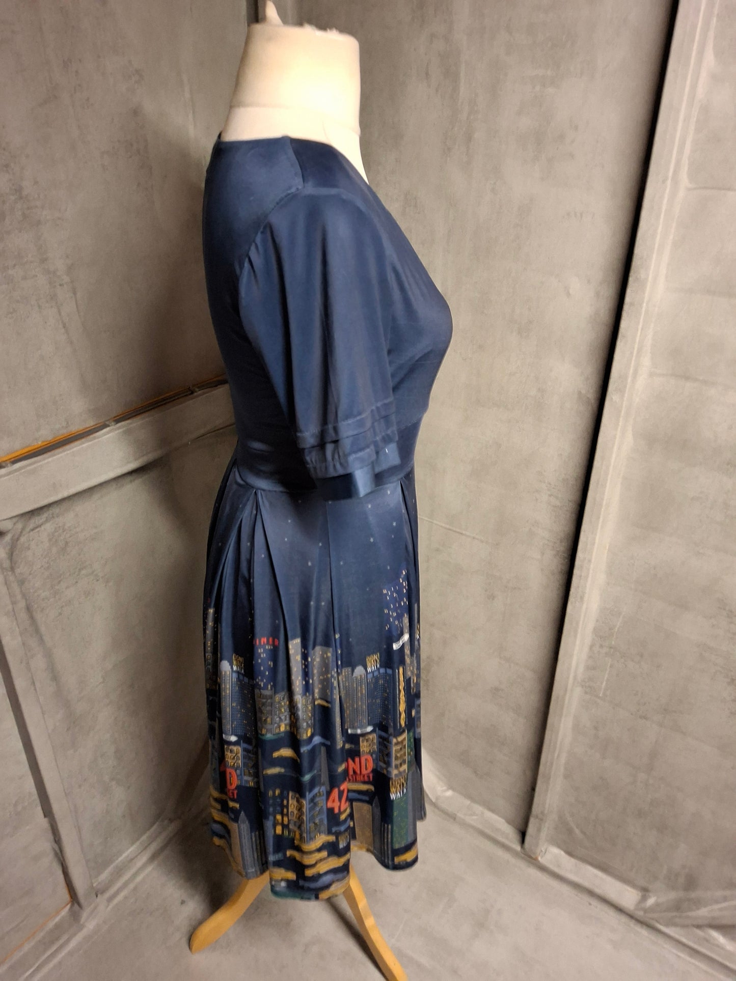 Lindy Bop Navy New York Print Midi Dress – Size 10 – Ruched Bust & Lined