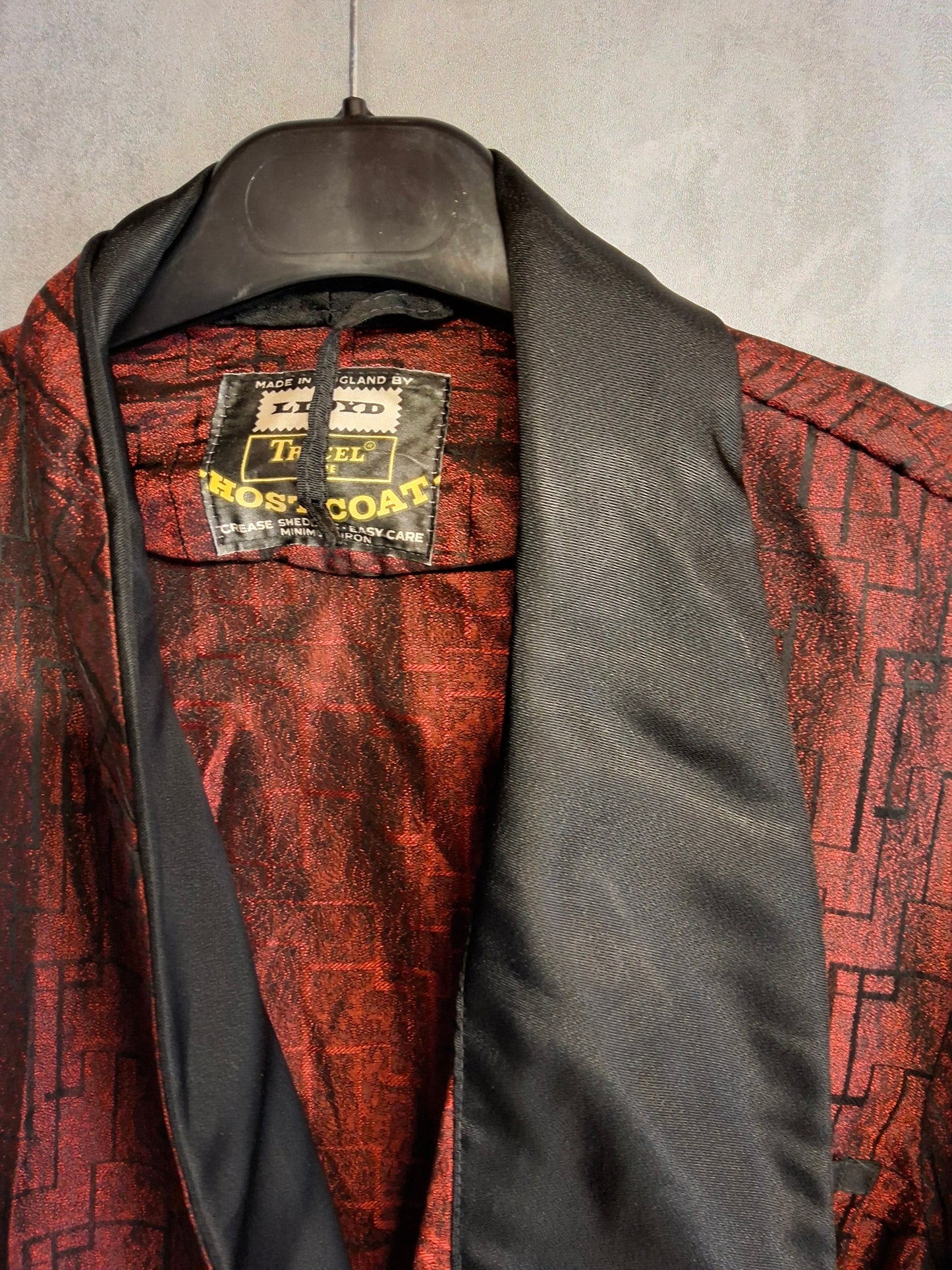 Men’s Vintage Lloyd Host Coat Smoking Jacket – Red & Black Pattern – Belted – Tricel Fibre