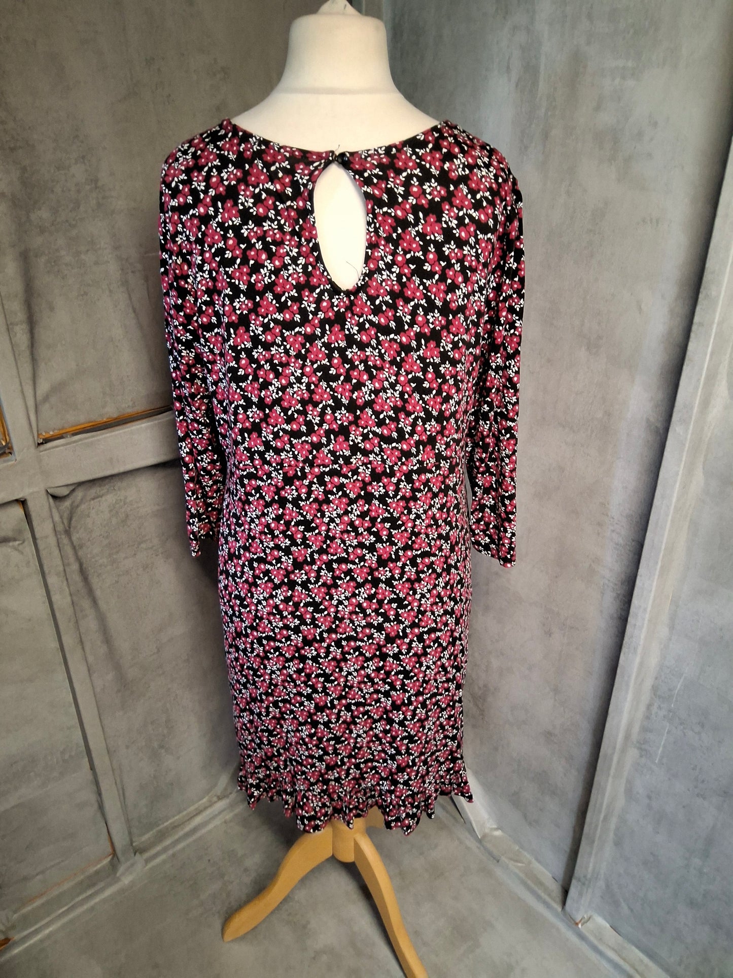 Peacocks Black & Pink Floral Knee Length Dress – Size 16 – ¾ Sleeves, Viscose