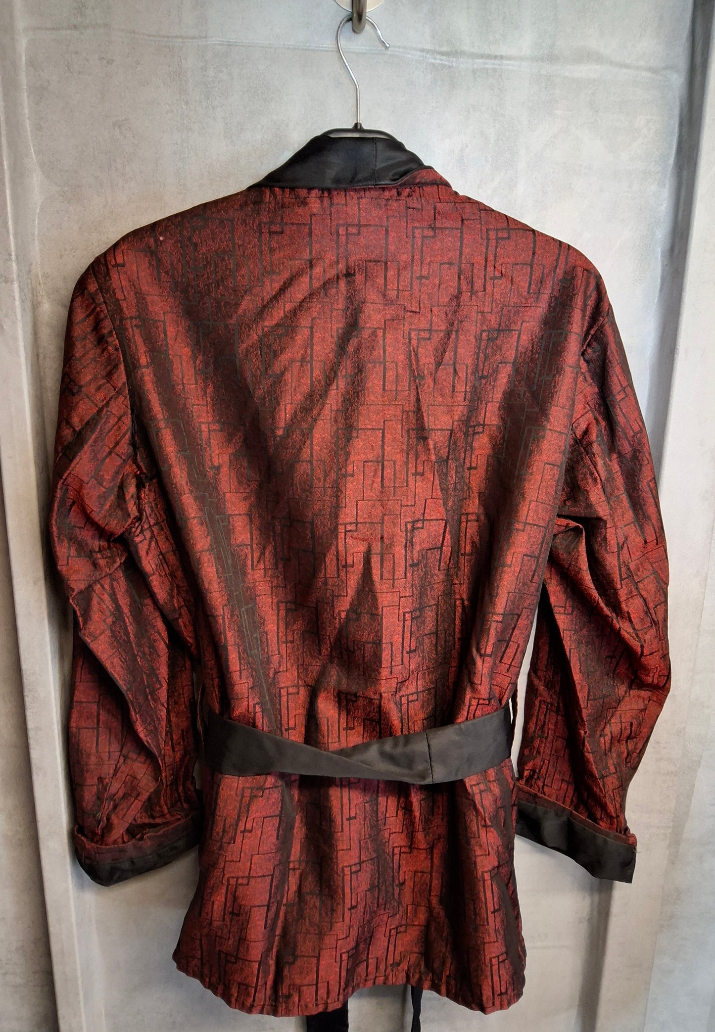 Men’s Vintage Lloyd Host Coat Smoking Jacket – Red & Black Pattern – Belted – Tricel Fibre