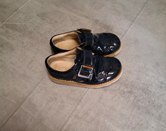 Clarks Navy Patent Brogue Shoes Size 8.5G – Velcro Fastening Kids School Shoes