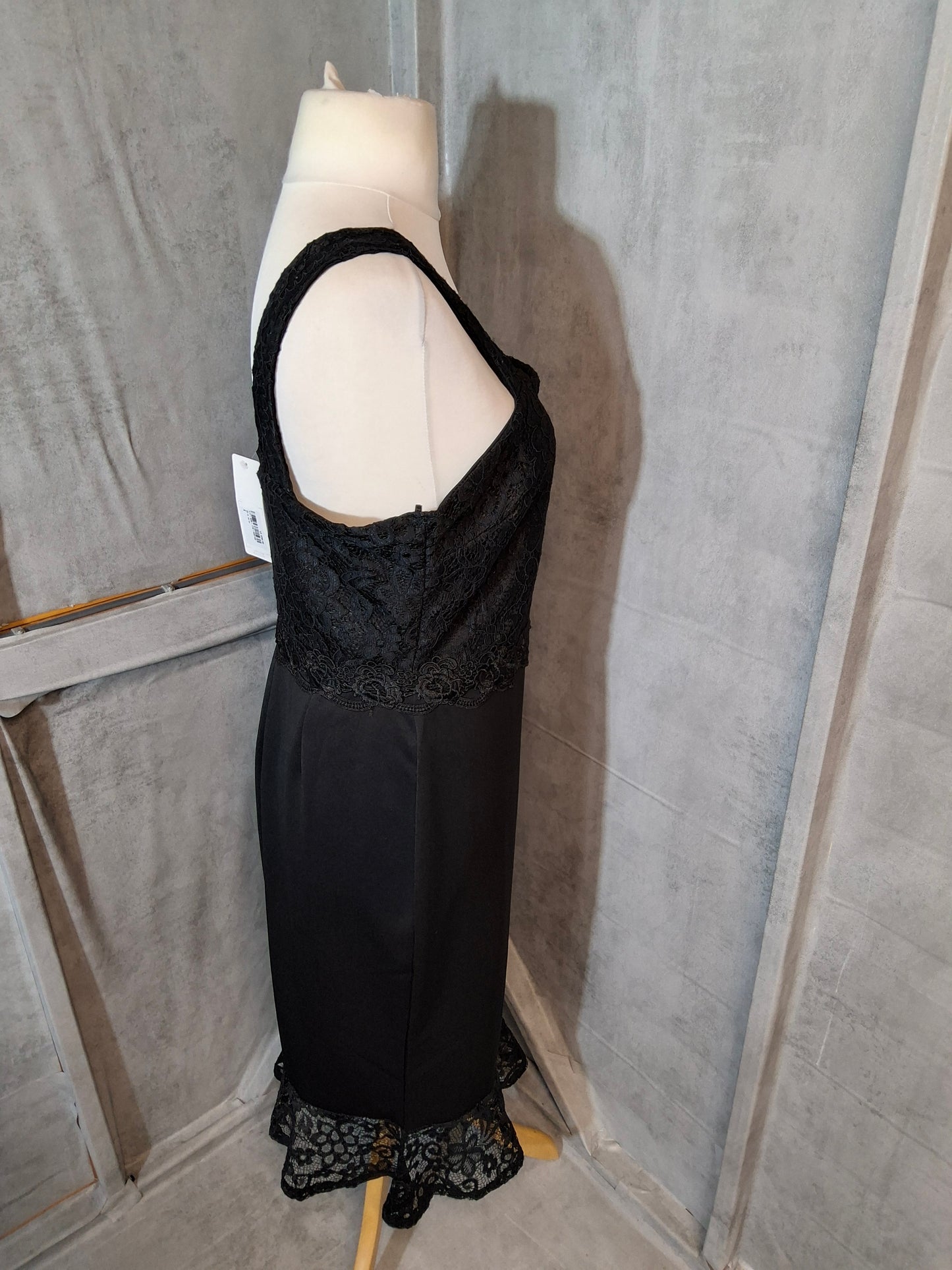 Lipsy London Black Lace Bodycon Midi Dress – Size 16 – NWT
