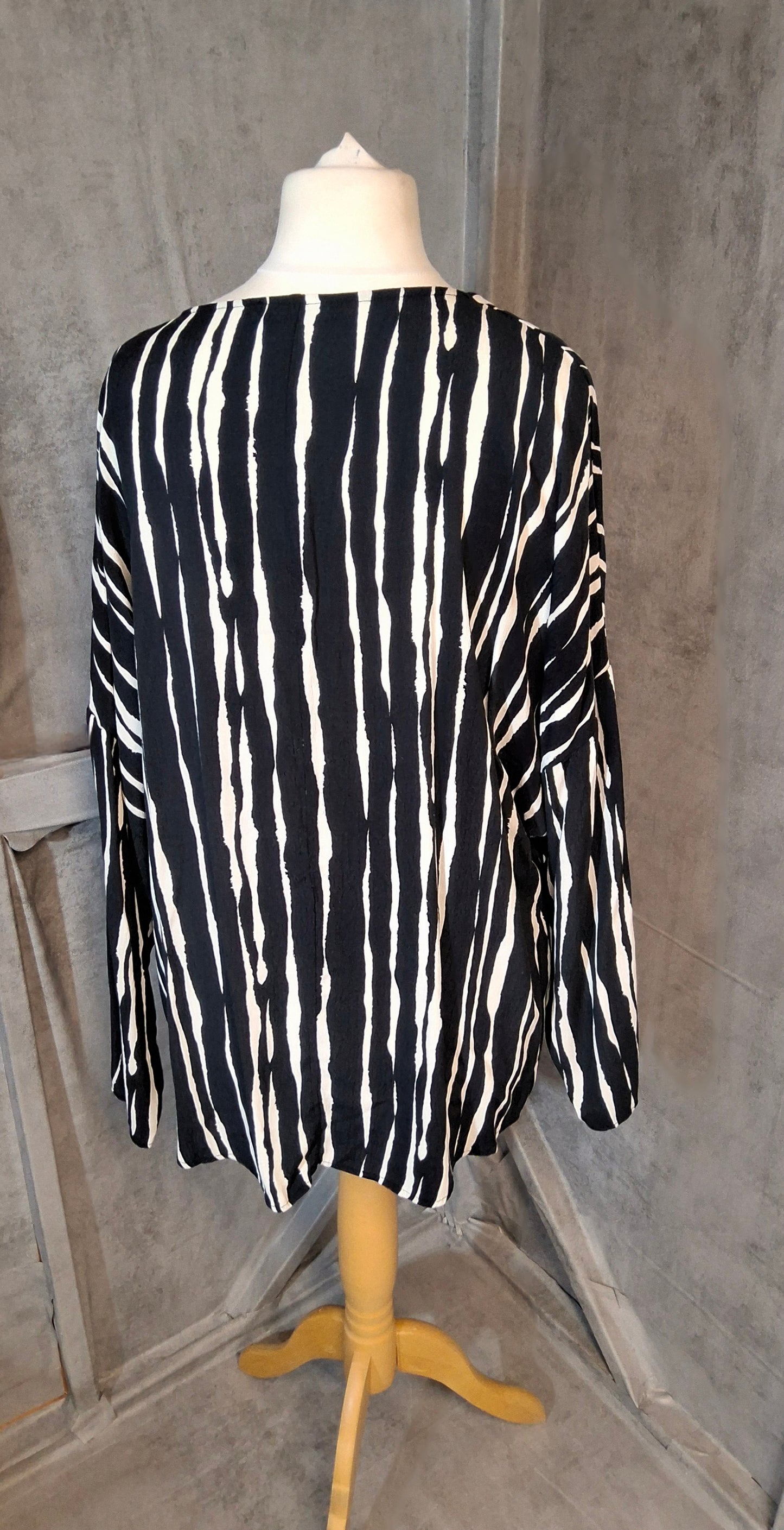 F&F Black & White Striped Oversized Blouse – Size 10 – 100% Viscose