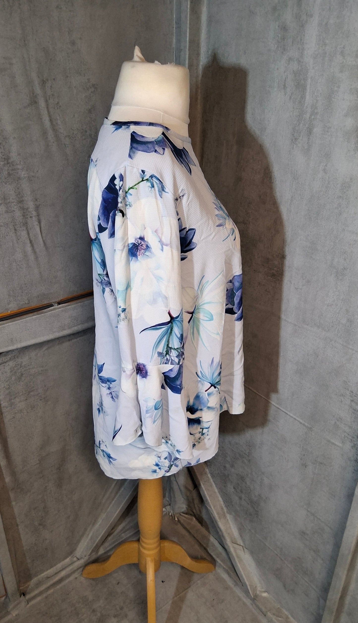 Quiz Light Blue Floral Flared Top – Size 12 – ¾ Sleeve Cutout Back Blouse