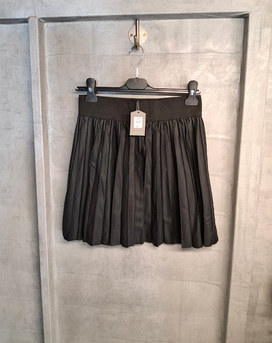 Oasis Black Faux Leather Pleated Mini Skirt – Size 8 – NWT – RRP £38 – Polyurethane
